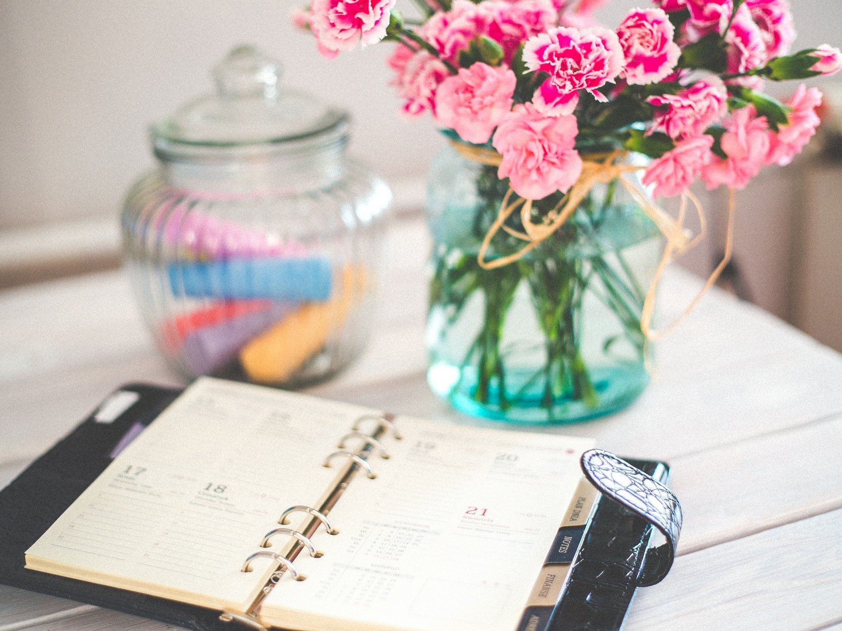 Blumenvase und Terminkalender 